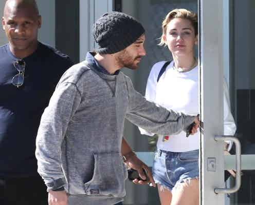 マイリー・サイラス、あの筋肉俳優と休暇 熱愛?