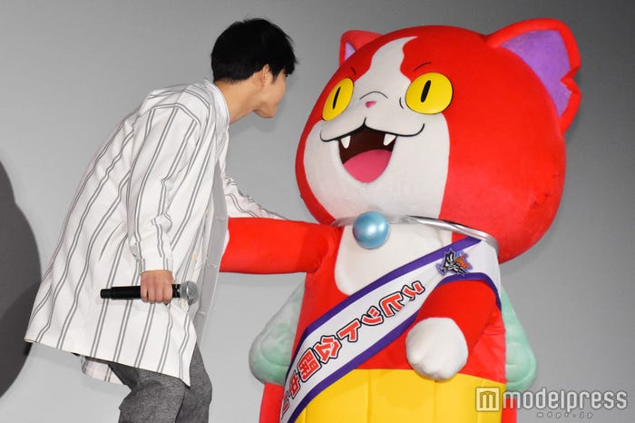 ジバニャンとじゃれる千葉雄大 (C)モデルプレス