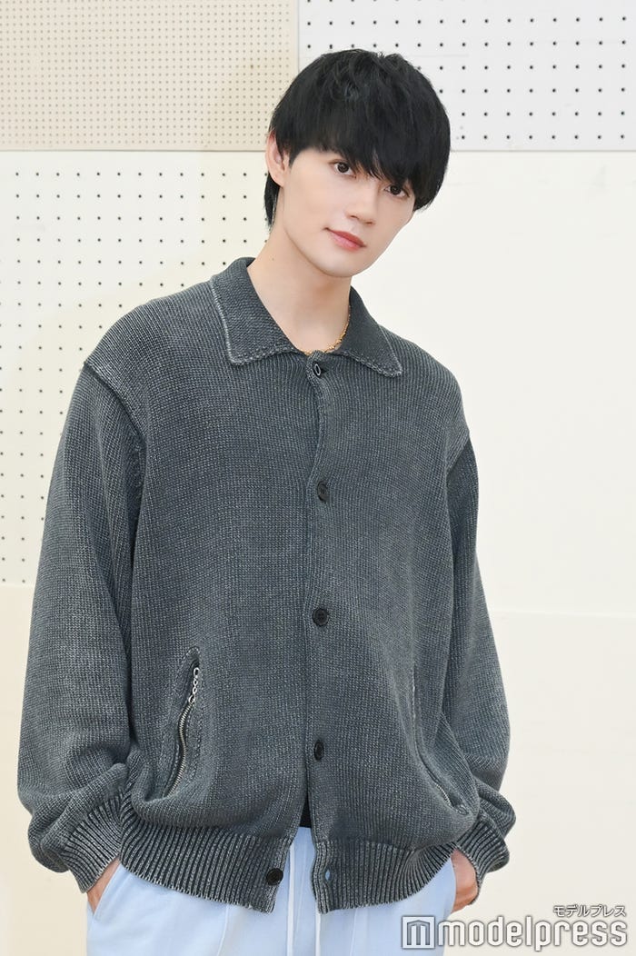 佐野勇斗(C)モデルプレス/ヘアメイク:望月光(LEIMAY)/スタイリスト:伊藤省吾/衣装:ニット¥39,600、パンツ¥66,000 共にダイリク、他スタイリスト私物