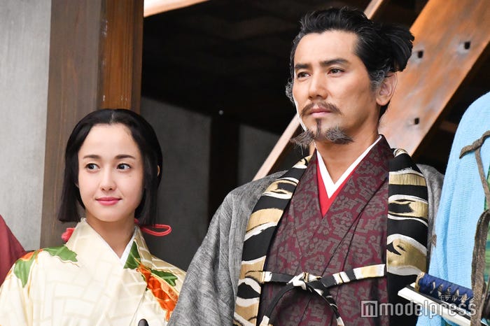 沢尻エリカ、本木雅弘 (C)モデルプレス