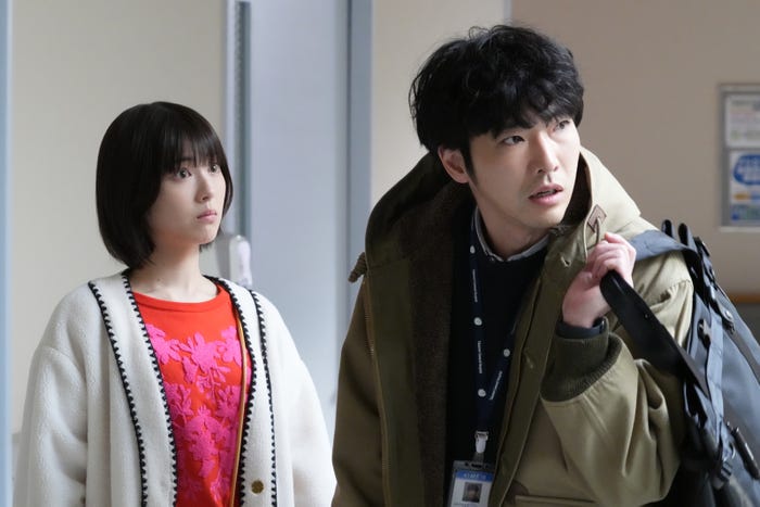 浜辺美波、柄本佑/「ドクターホワイト」第7話より(C)カンテレ