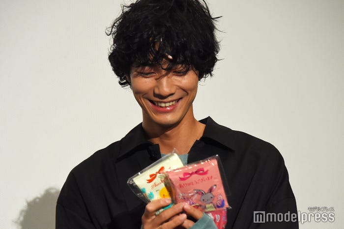 アタリを引き当て上流階級の上品な紅茶をゲットした清原翔(C)モデルプレス