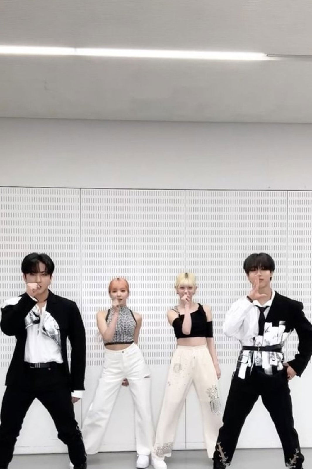 NiziU、先輩Stray Kidsと新曲「CLAP CLAP」ダンスコラボ「最高」「待ってました」の声