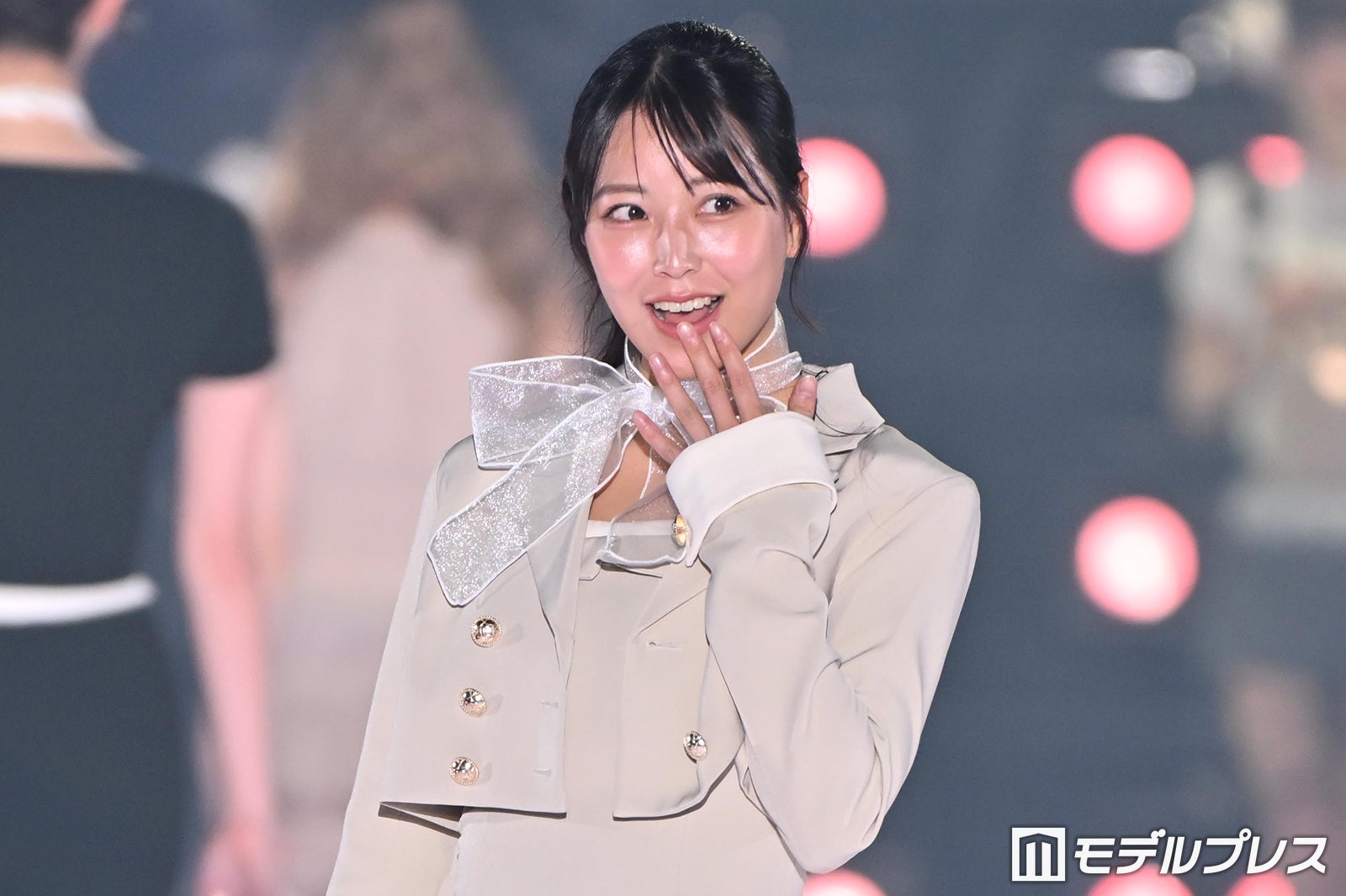 元NMB48白間美瑠、上品バルーンスカート×レースタイツで美脚スラリ 首元リボンがキュート【関コレ2026S/S】