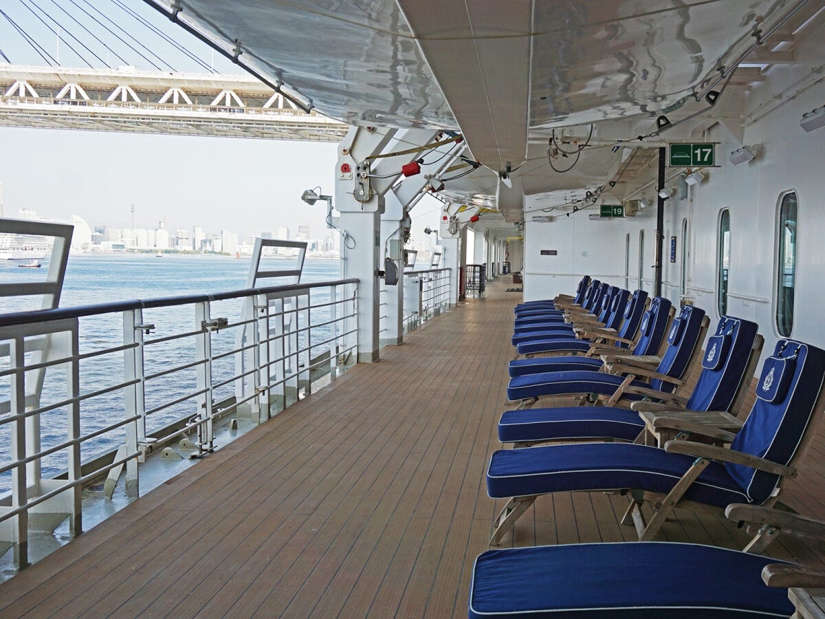 3階のデッキでは大海原を見ながら、気持ちのよい散歩も楽しめる。3周0.9マイル（約1.5キロメートル）