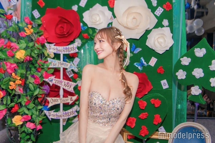 可愛らしいヘアメイクの楓(C)モデルプレス