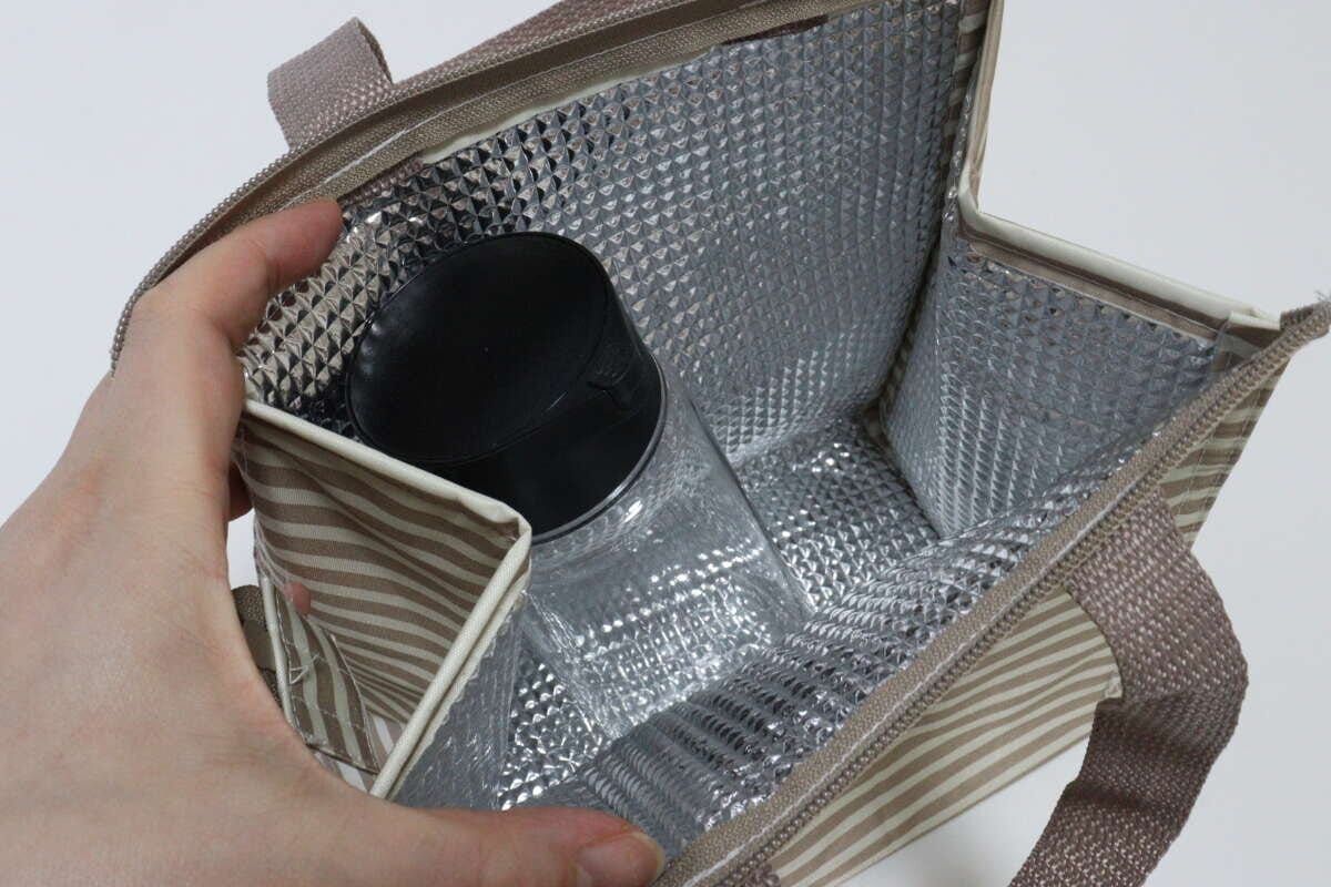 ダイソー　アルミランチバッグ（三角タイプ、ボーダー柄）　アルミ蒸着シート　サイズ感