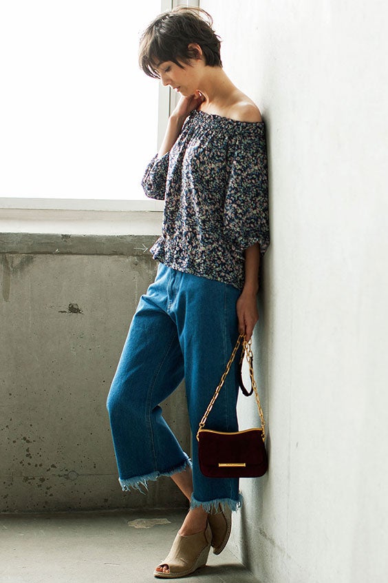 ジョーゼット小花柄オフショルダーブラウス「STYLEST」2,850円（税別）／画像提供：STYLEST