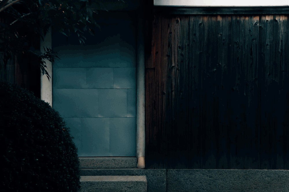 足るを知る木洩れ日る／画像提供：studioKANRO