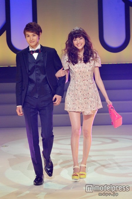 （左より）瀬戸康史、佐藤ありさ