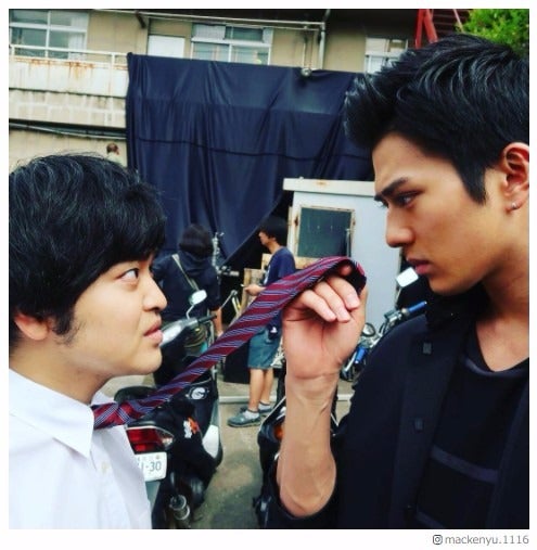 新田真剣佑、加藤諒を“ガン見”　ド迫力ショットに「羨ましい」「見つめられたい」と反響＜僕たちがやりました＞