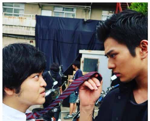 新田真剣佑、加藤諒を“ガン見” ド迫力ショットに「羨ましい」「見つめられたい」と反響<僕たちがやりました>