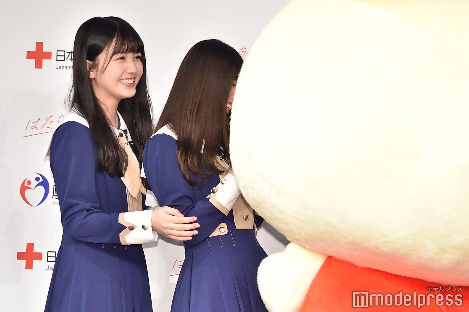 久保史緒里、齋藤飛鳥、けんけつちゃんに迫られる （C）モデルプレス