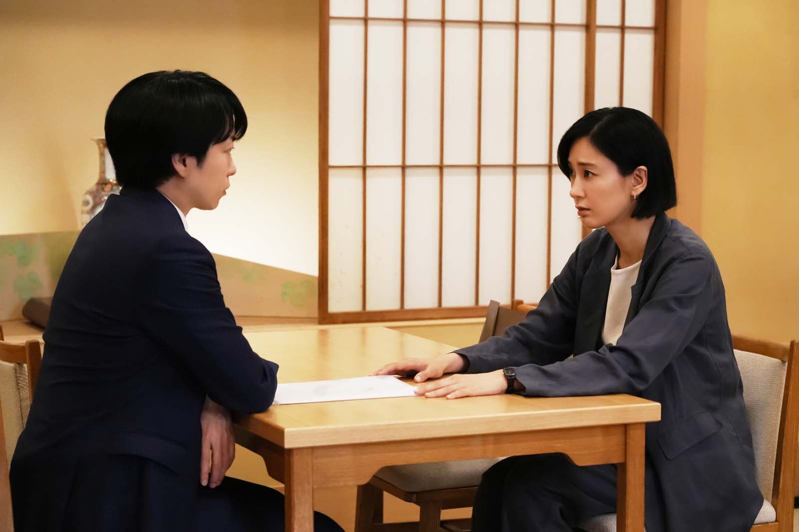 櫻井翔、水川あさみ「笑うマトリョーシカ」第2話より（C）TBS