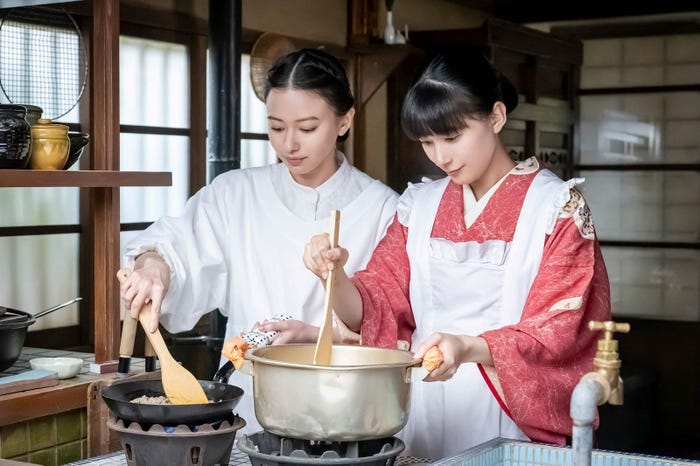 山本舞香、芳根京子(C)フジテレビ