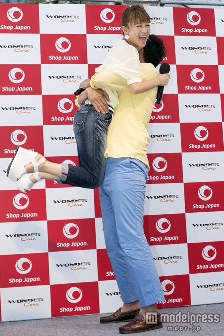 鈴木奈々、宇梶剛士にハグされる