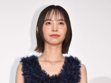 井桁弘恵 ノースリ＆オフショルドレスで豪華共演陣と密着2ショ「姉妹みたい」「眩しすぎます」