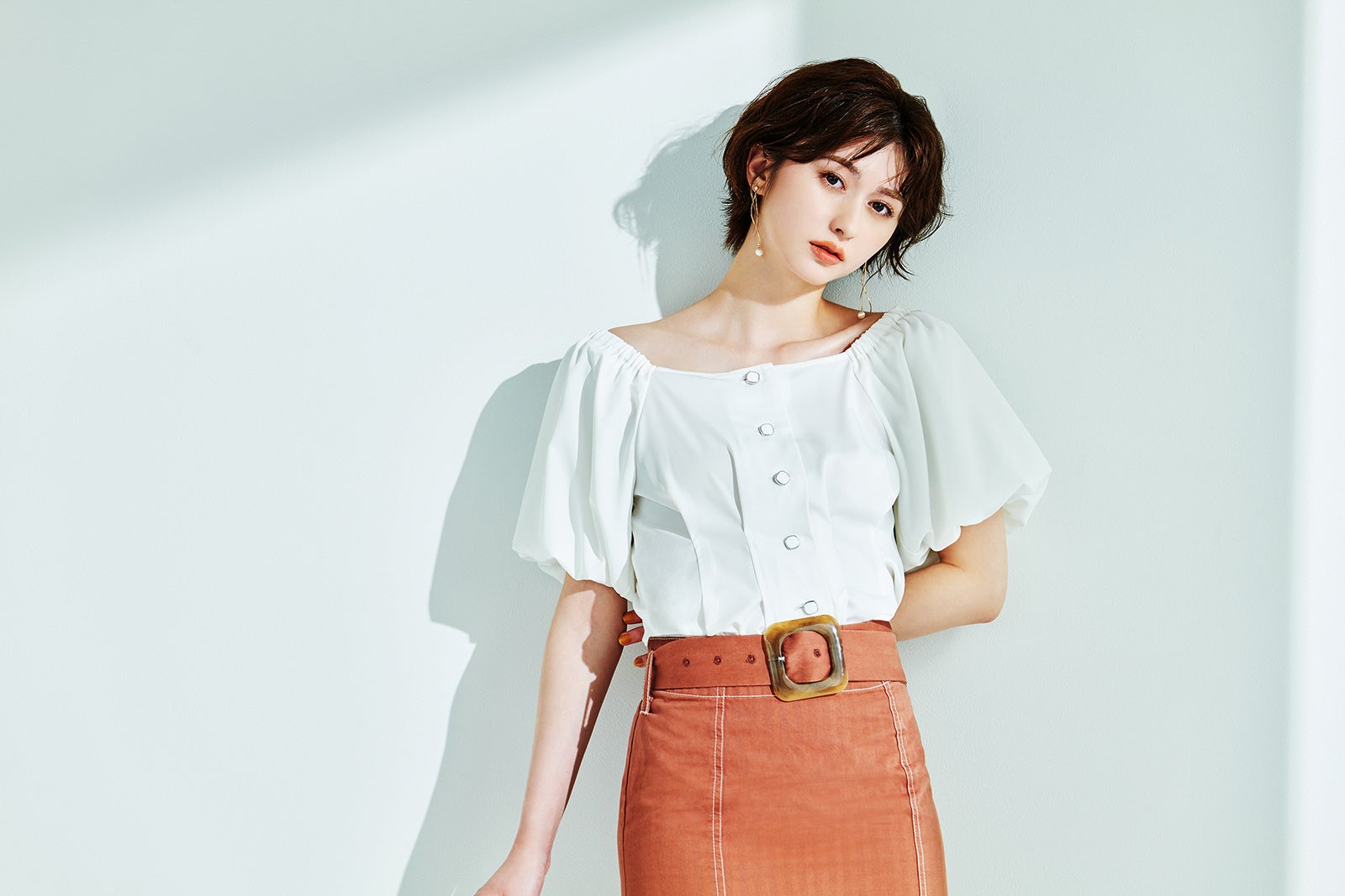 菜波、美デコルテ際立つ ナチュラルな肌見せ夏スタイル披露