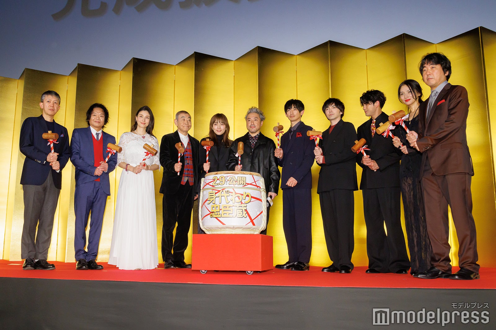 （左から）河合勇人監督、星田英利、橋本マナミ、柄本明、川口春奈、ムロツヨシ、永山瑛太、林遣都、森崎ウィン、野波麻帆、本多力（C）モデルプレス