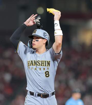 阪神・佐藤輝がハーンから勝ち越しの2点適時二塁打 前夜は胸元付近への速球に怒りの表情 一夜明けて、二塁上で魂のガッツポーズ