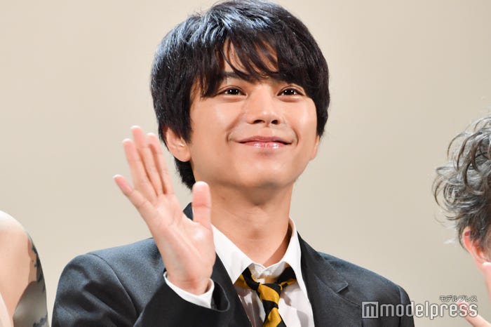 黒髪×制服の“13歳”姿も様になる佐藤勝利(C)モデルプレス