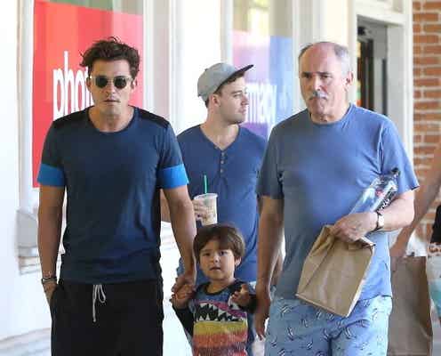 オーランド・ブルーム、男三世代でお買い物