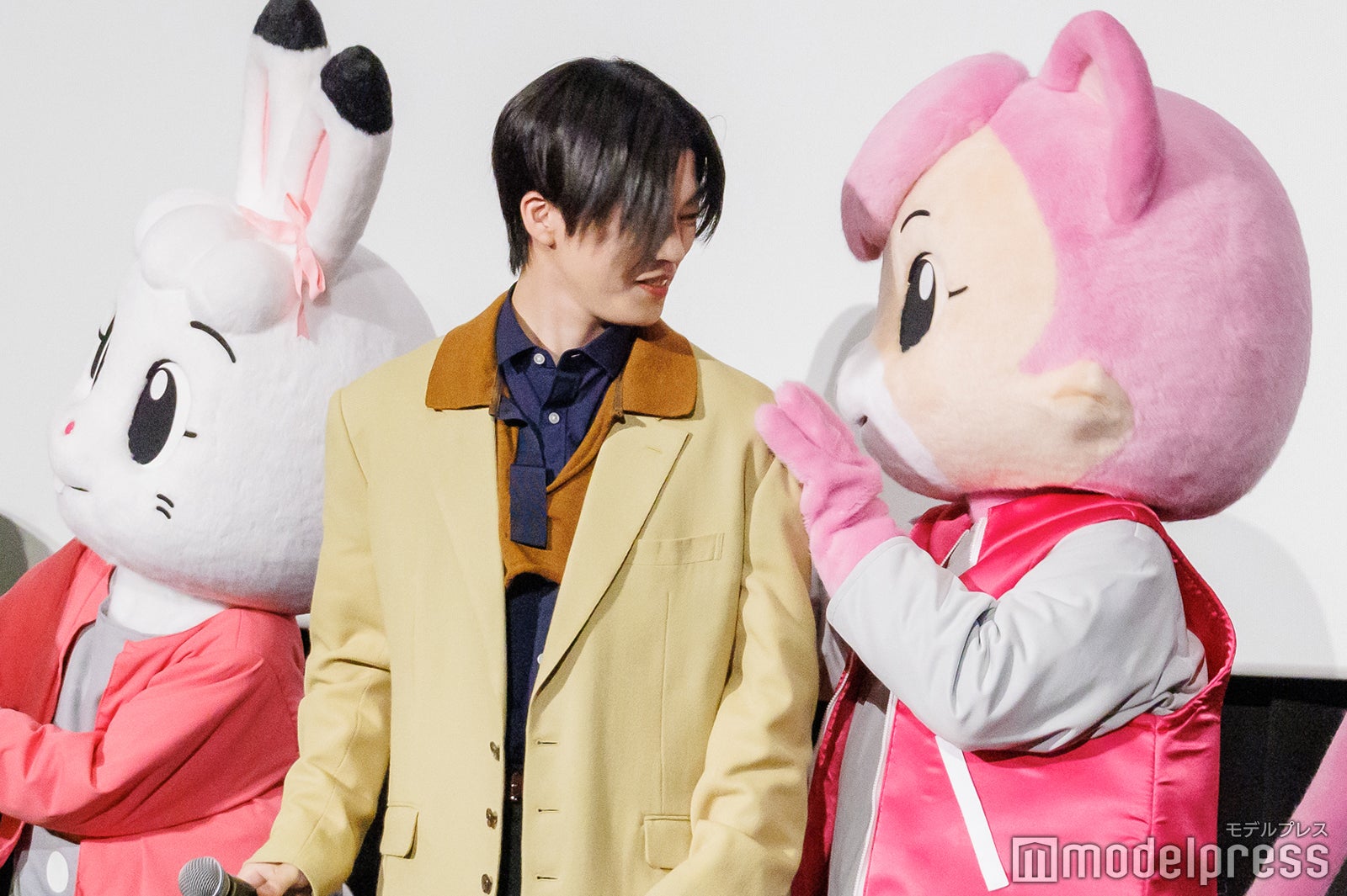 木全翔也を完全ロックオンしたにゃっきい（C）モデルプレス