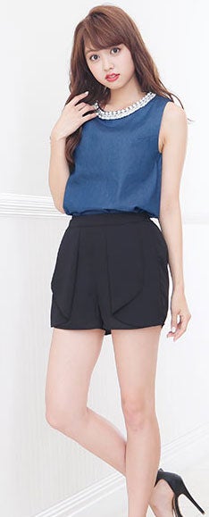 ダンガリー素材ネックビジュー付きノースリーブカットソートップス「神戸レタス」2490円（税込）／画像提供：神戸レタス