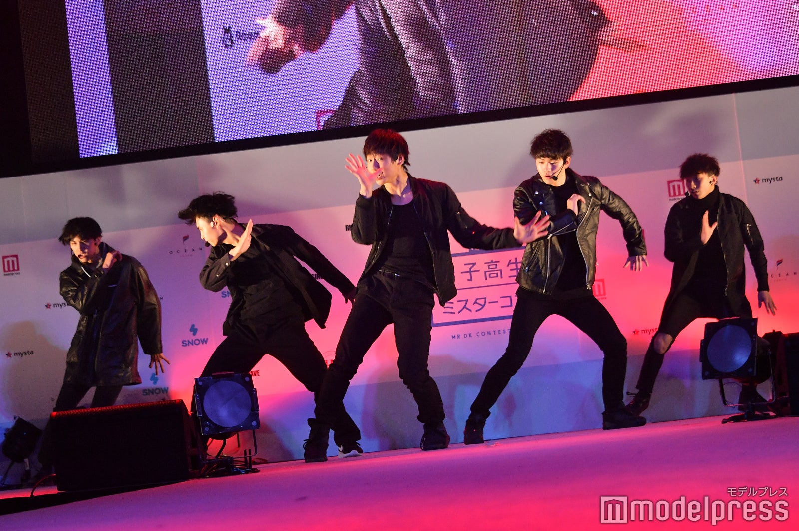 パフォーマンスの様子 （C）モデルプレス