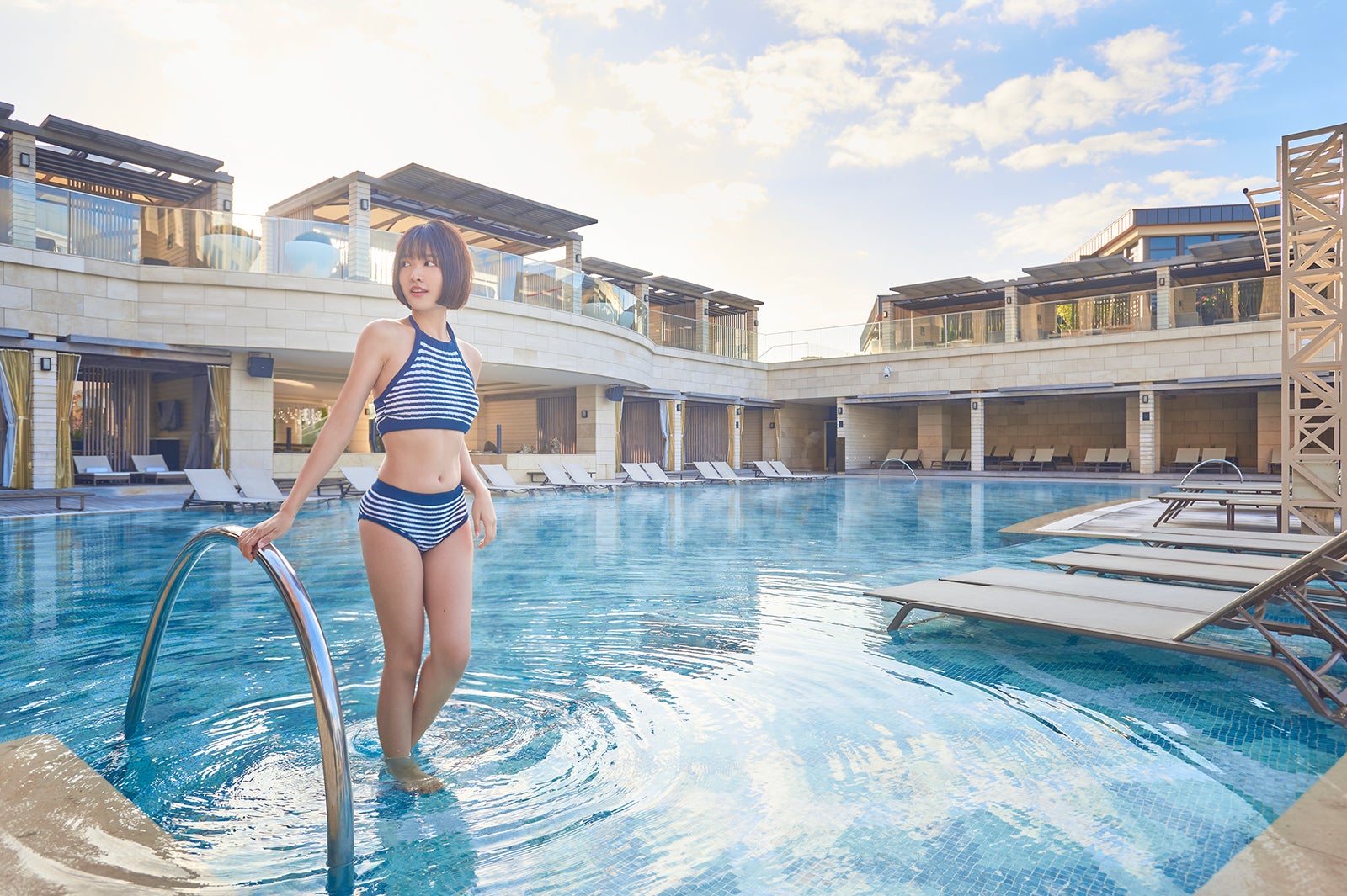 開放的なアウトドアプール（C）モデルプレス