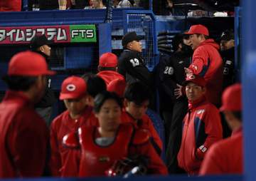 広島・新井監督 悪夢逆転サヨナラ負け ラストプレーで審判団に協議求める 二塁走者と三塁コーチャー接触？審判団勘違いも「なかった」