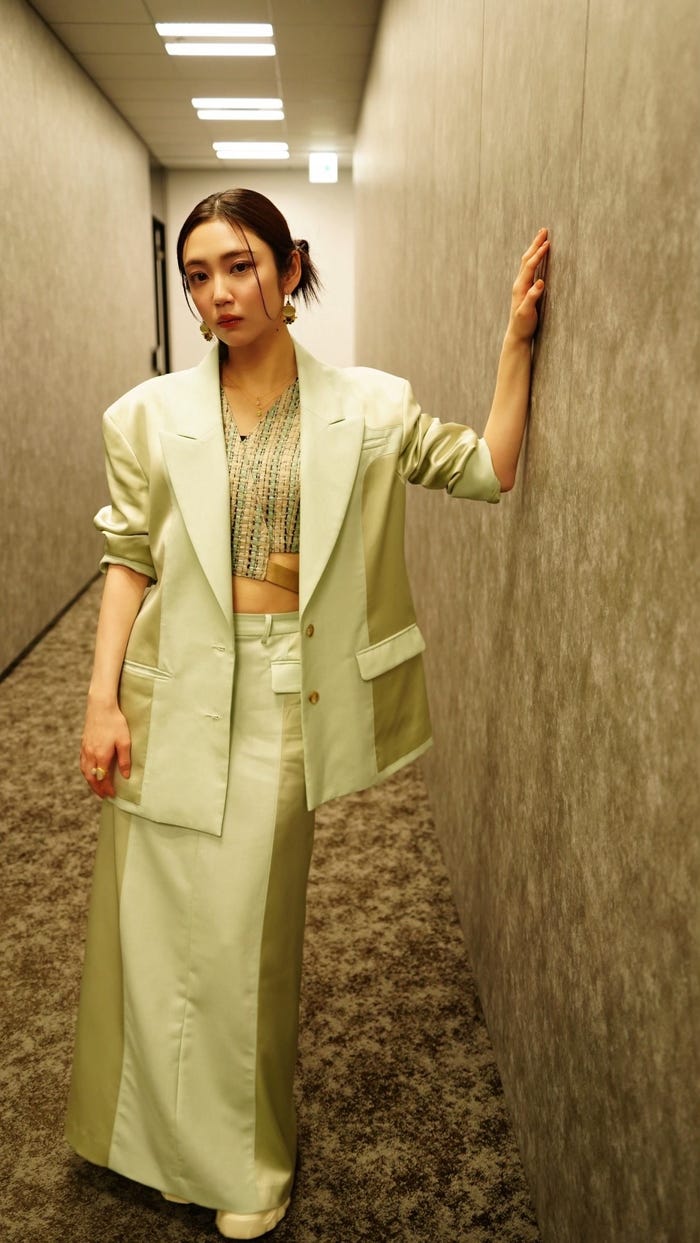 山谷花純/ジャケット、スカート、ビスチェ:EZUMi/ピアス、ネックレス、リング:Mana Rosa Jewel/シューズ:Desigual/<スタッフ>スタイリスト:高橋美咲 (※「高」は正式には「はしごだか」)/Sadalsuud)/ヘアメイク:永田紫織(Nous Inc.)(提供写真)