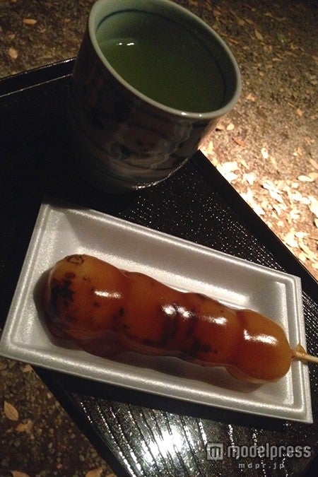 入口付近の休憩所で味わえるお団子とお茶のセット￥350