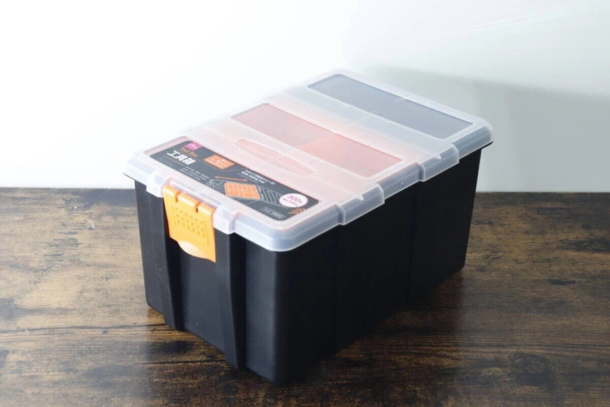 半透明のフタとオレンジのロックが付いた工具箱