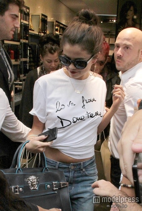 セレーナ・ゴメス、デニムの上に乗りそうなぽっこりお腹が激写