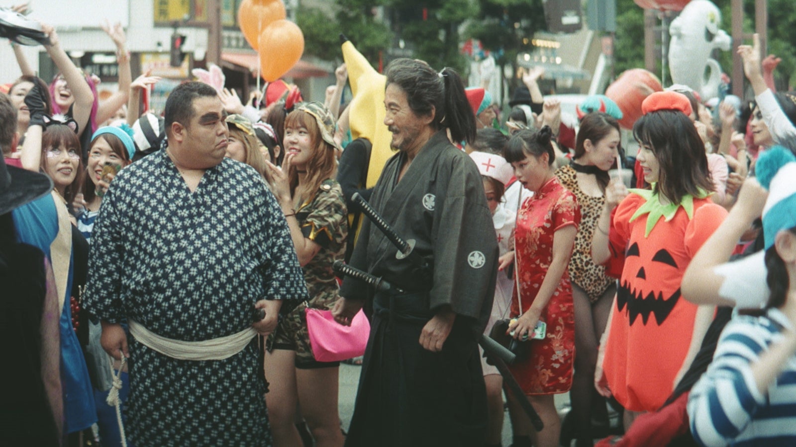 「侍、ハロウィンで出会う」篇より（提供写真）