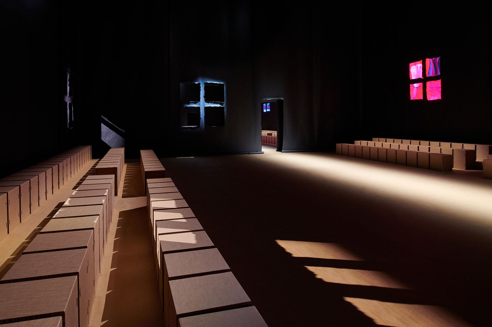 「TOUCH OF CRUDE」ショースペース（提供写真）