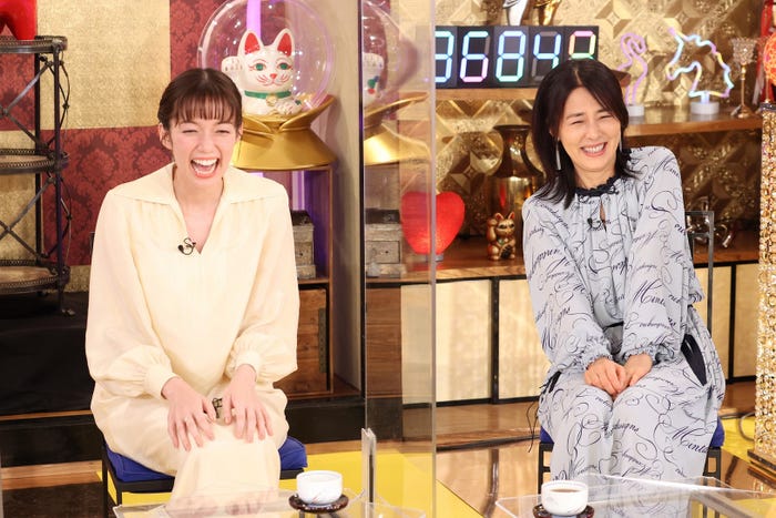 佐藤栞里、井森美幸(C)フジテレビ