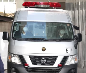 広島 羽月隆太郎容疑者が送検 関係施設の前に約30人の報道陣が詰めかけ無数のフラッシュ