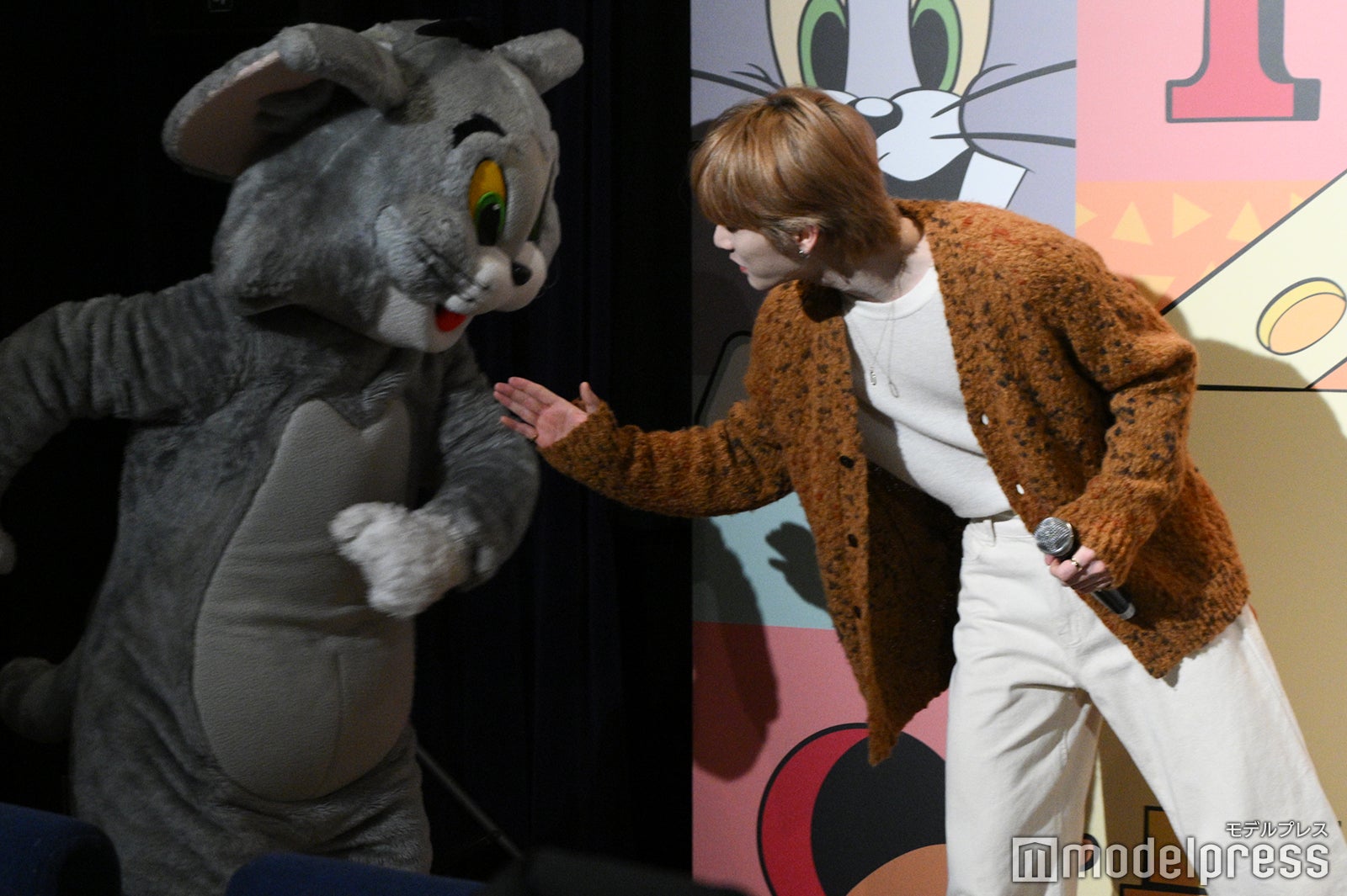 トムとハイタッチするTAESAN（テサン）（C）モデルプレス