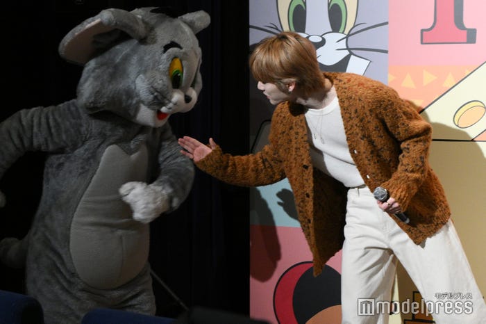 トムとハイタッチするTAESAN(テサン)(C)モデルプレス