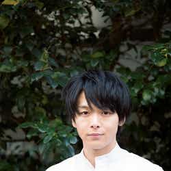 モデルプレス - 中村倫也、13年ぶり朝ドラで“女泣かせなゆるふわイケメン”<半分、青い。>