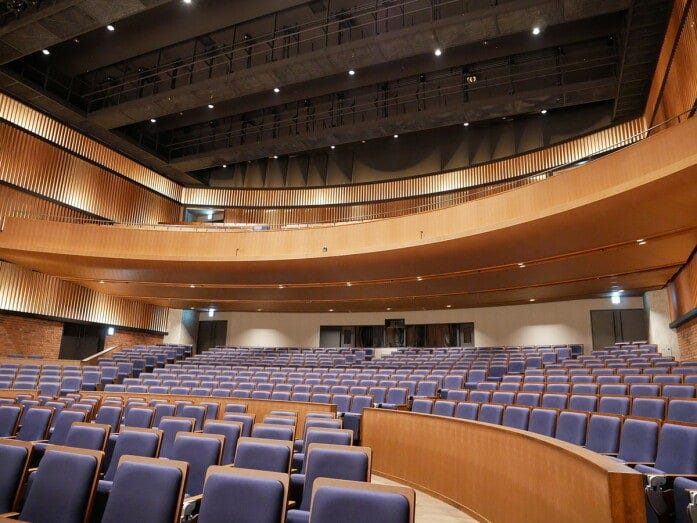654名収容可能な「テンネー記念ホール」