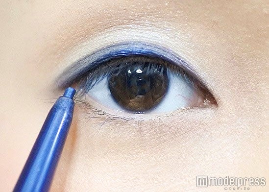 アイラインでフレームを強化／写真・MAKO（C）モデルプレス