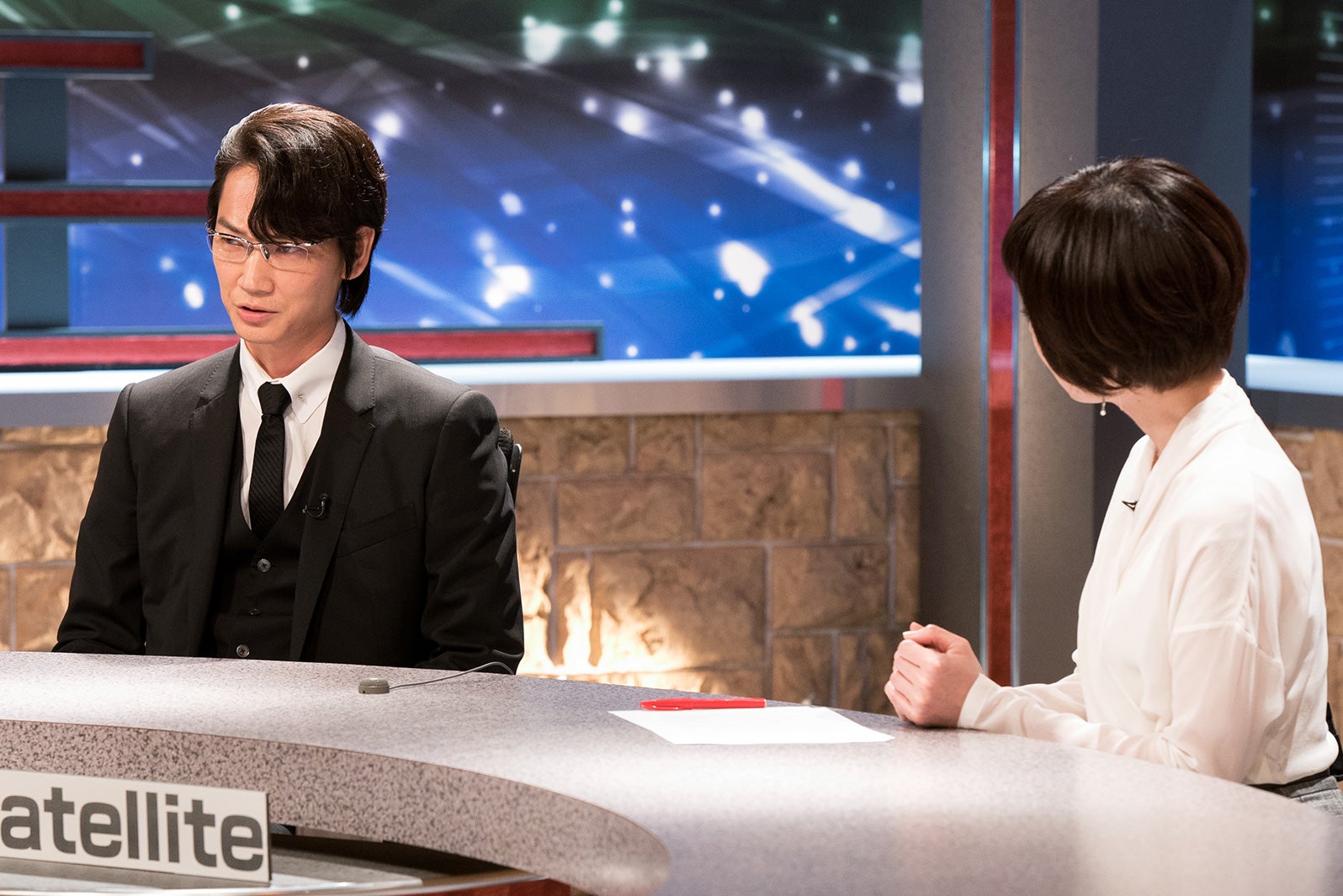 綾野剛、大下容子（C）テレビ朝日