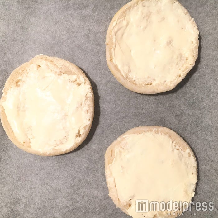 マフィンにチーズを塗って…/画像提供:柏原歩