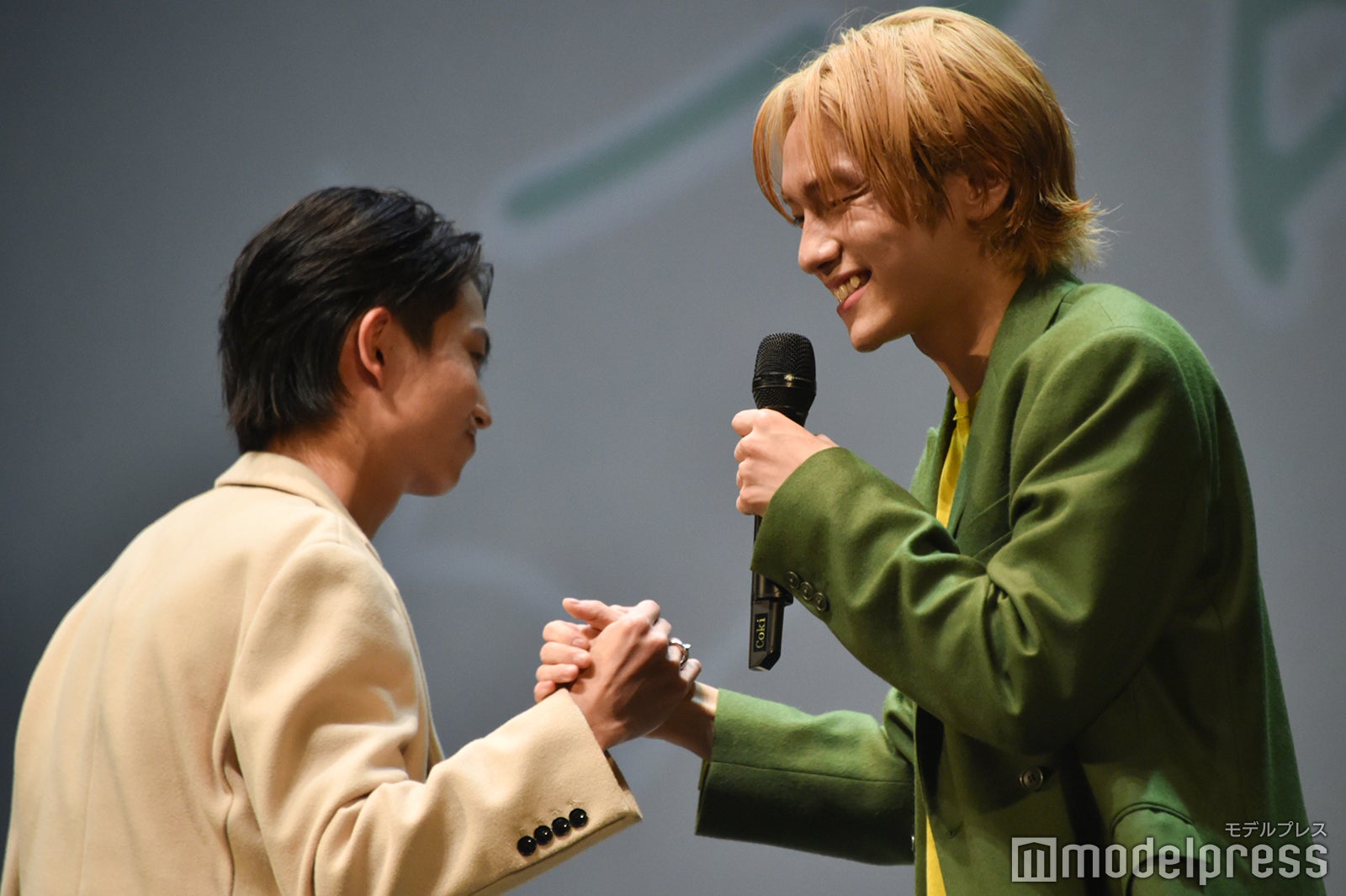 握手をする綱啓永、山下幸輝（C）モデルプレス