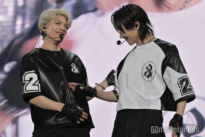 頭をぽんぽんしようとしていた“大型犬”MAKIにNICHOLASがすかさずチョップ「BEAT AX」&TEAM(C)モデルプレス