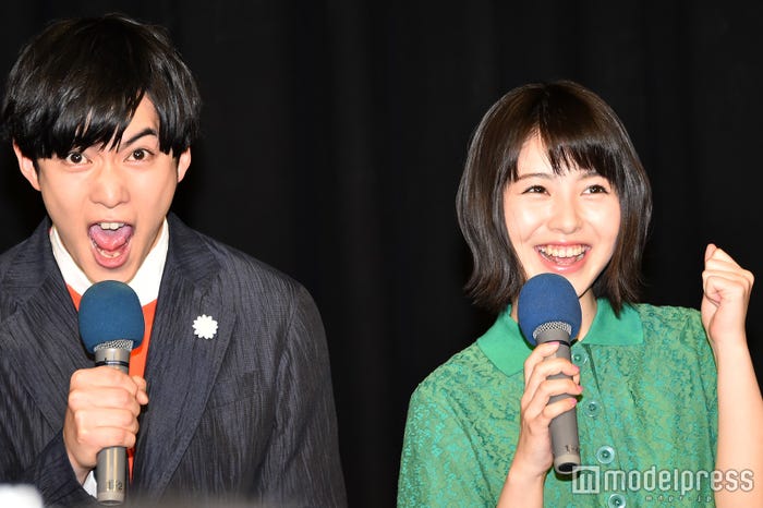 「イエェェェ~イ!」と絶叫する千葉雄大、浜辺美波 (C)モデルプレス