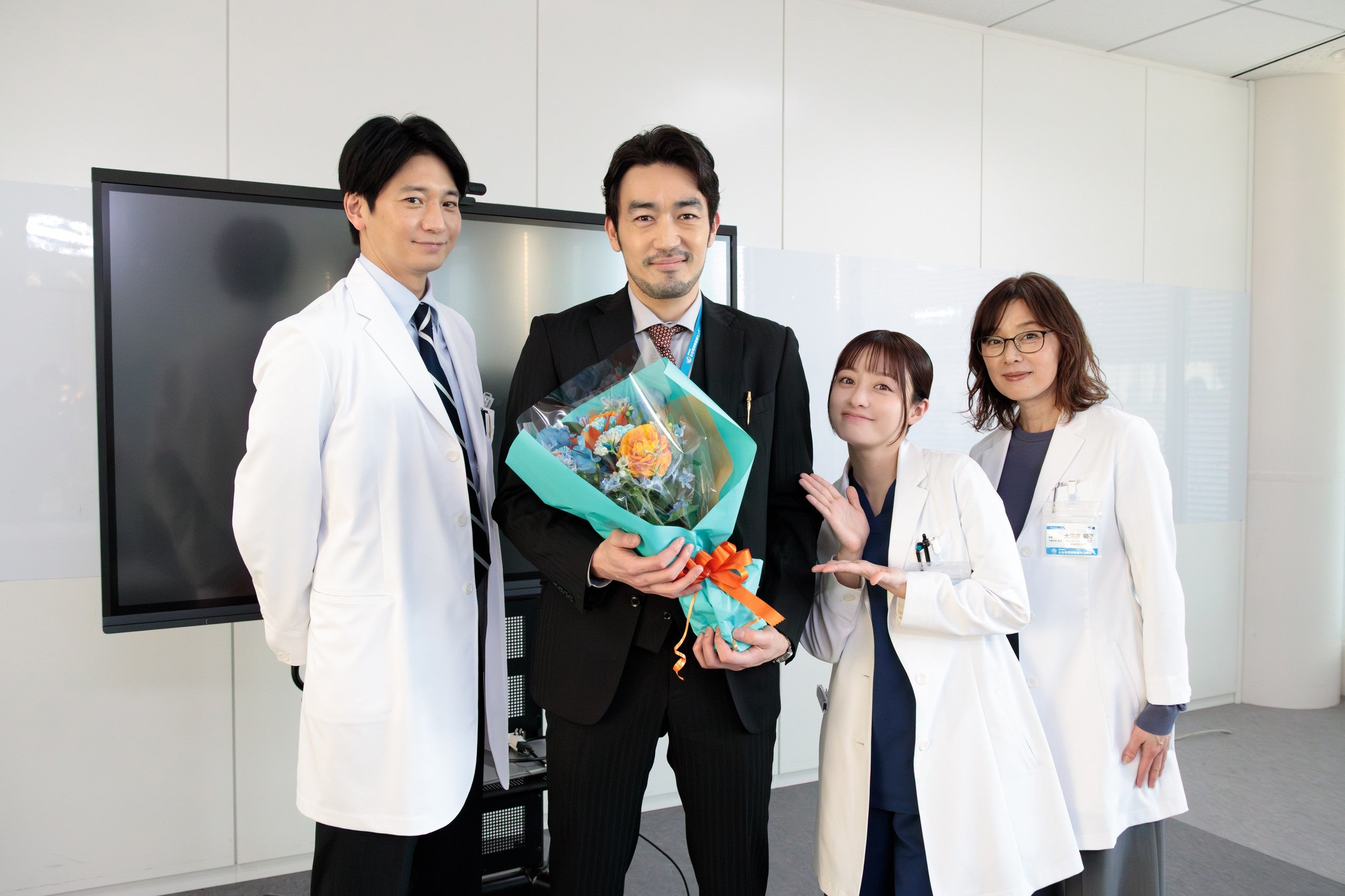 向井理、大谷亮平、橋本環奈、大塚寧々（C）フジテレビ